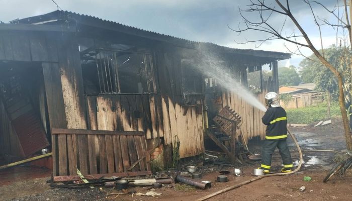 Candói - Incêndio Devasta Residência na Vila Golupe 